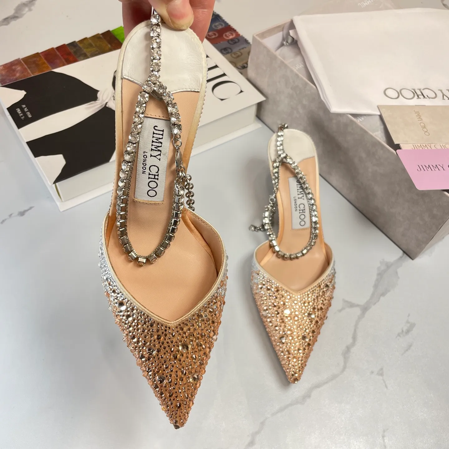 💕💕Factory direct selling price p680💕💕Jimmy Choo/Jimmy Choo classic diamond chain pointed toe crystal high-heeled sandals. Excellent crystal shoes, so beautiful that you can't take your eyes away. The shoe shape is very delicate and not too narrow and long. The internal space is enough to allow your toes to relax enough. The rhinestones outline a charming arc on the instep. It is simply beautiful. It has a 360-degree surrounding fairy atmosphere. Gorgeous without being exaggerated! ! The fabric is made of imported silk, with imported sheepskin lining. Customized A-grade Italian genuine leather sole. Heel height: 6.5 or 8.5. Size: 35-40 (41, 42, 43 customized, non-refundable)